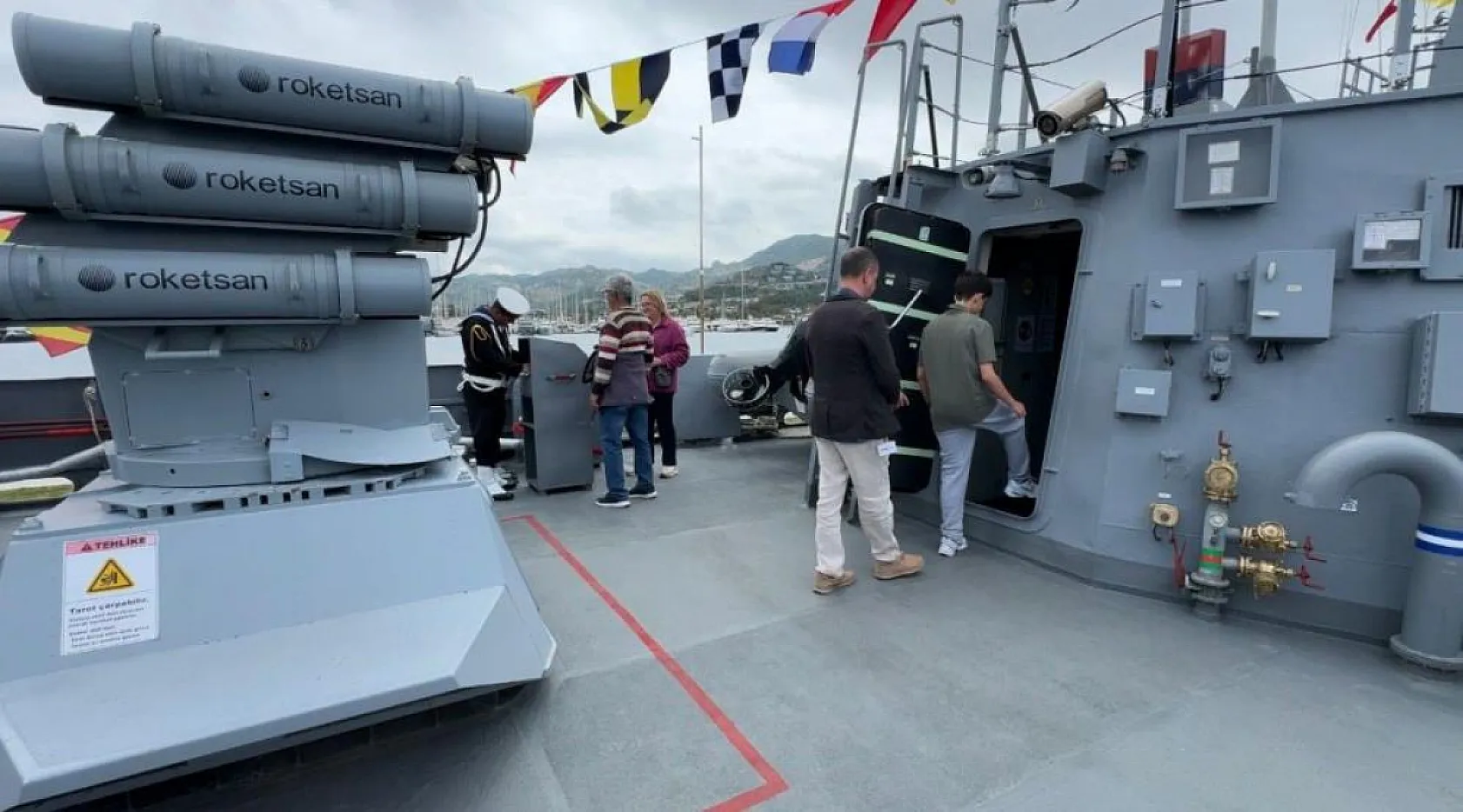Bodrum'da askeri gemi kapısını çocuklara açtı