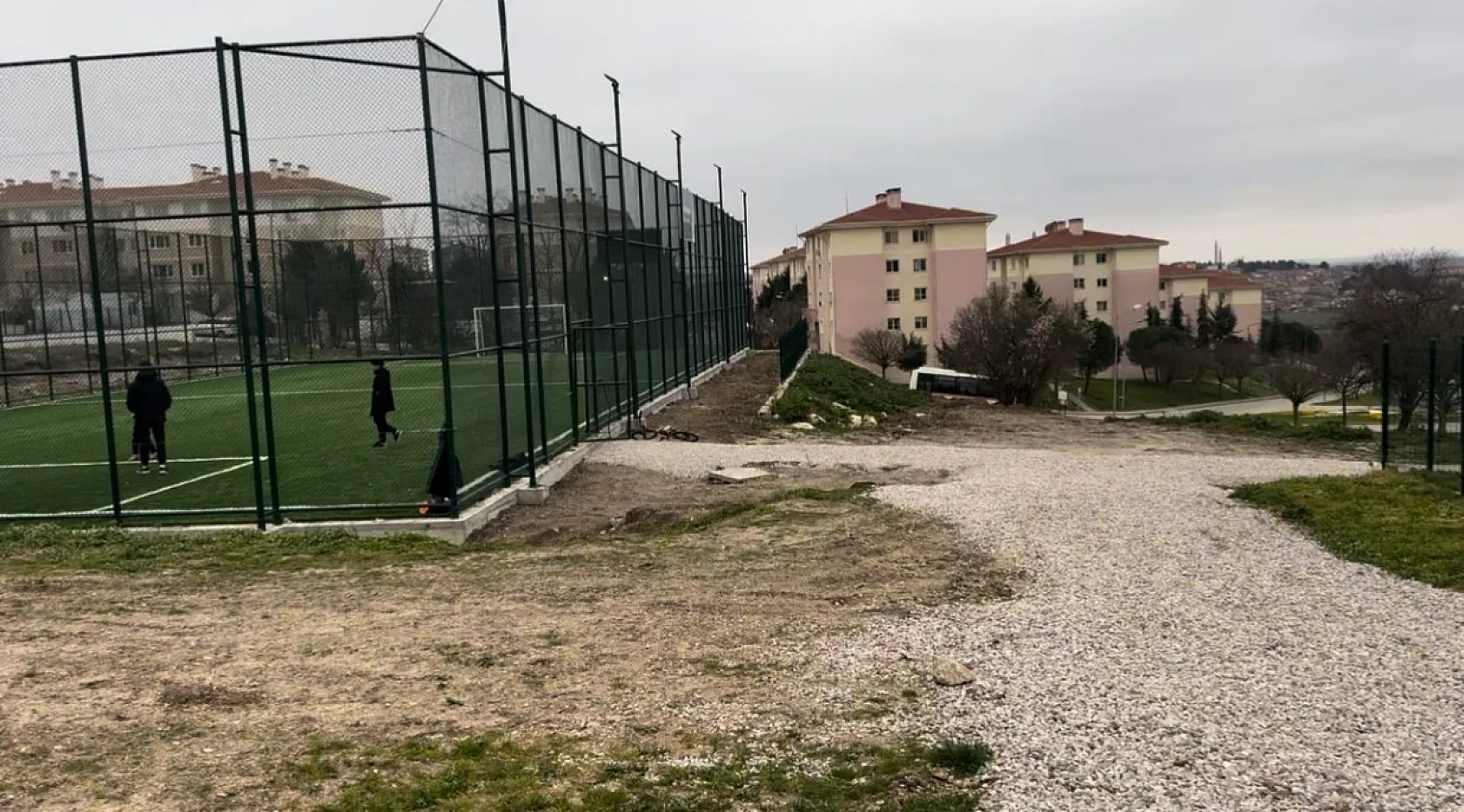 Çocuk parkında silahlı dehşet: Ateş açarak koştu