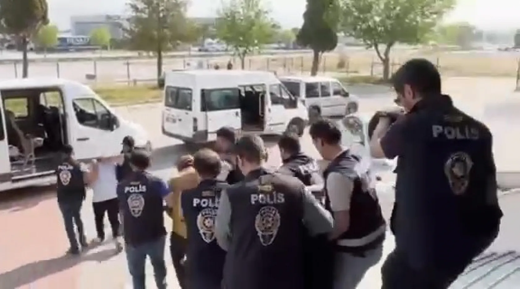 Sahte ilanlarla vatandaşı dolandıran 14 kişilik suç şebekesi çökertildi