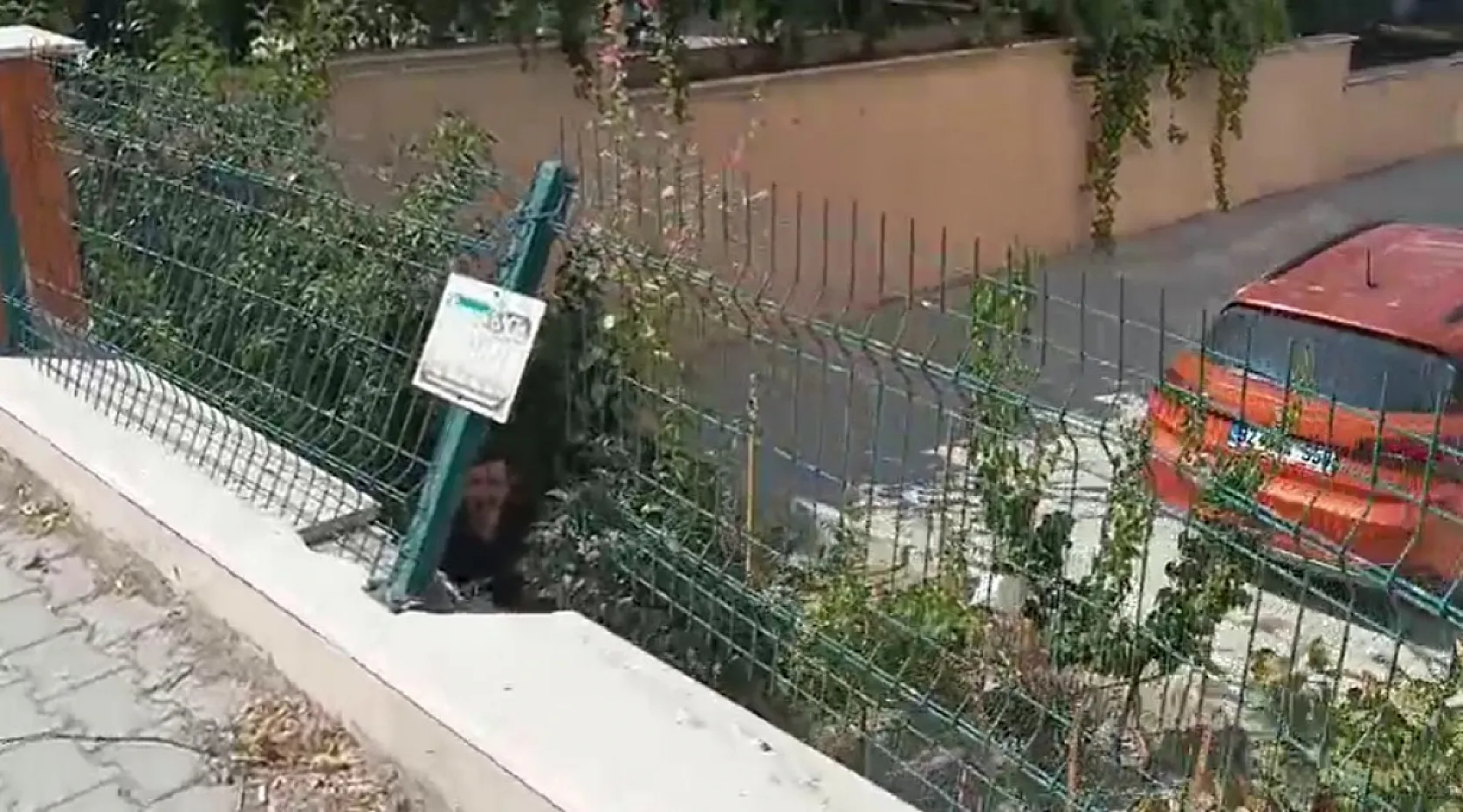 Otomobiliyle evine dönmek isteyen aileye dehşeti yaşattılar