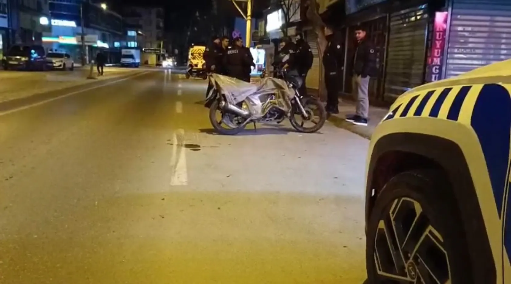 İki motosiklet çarpıştı: 1'i hamile 2 yaralı