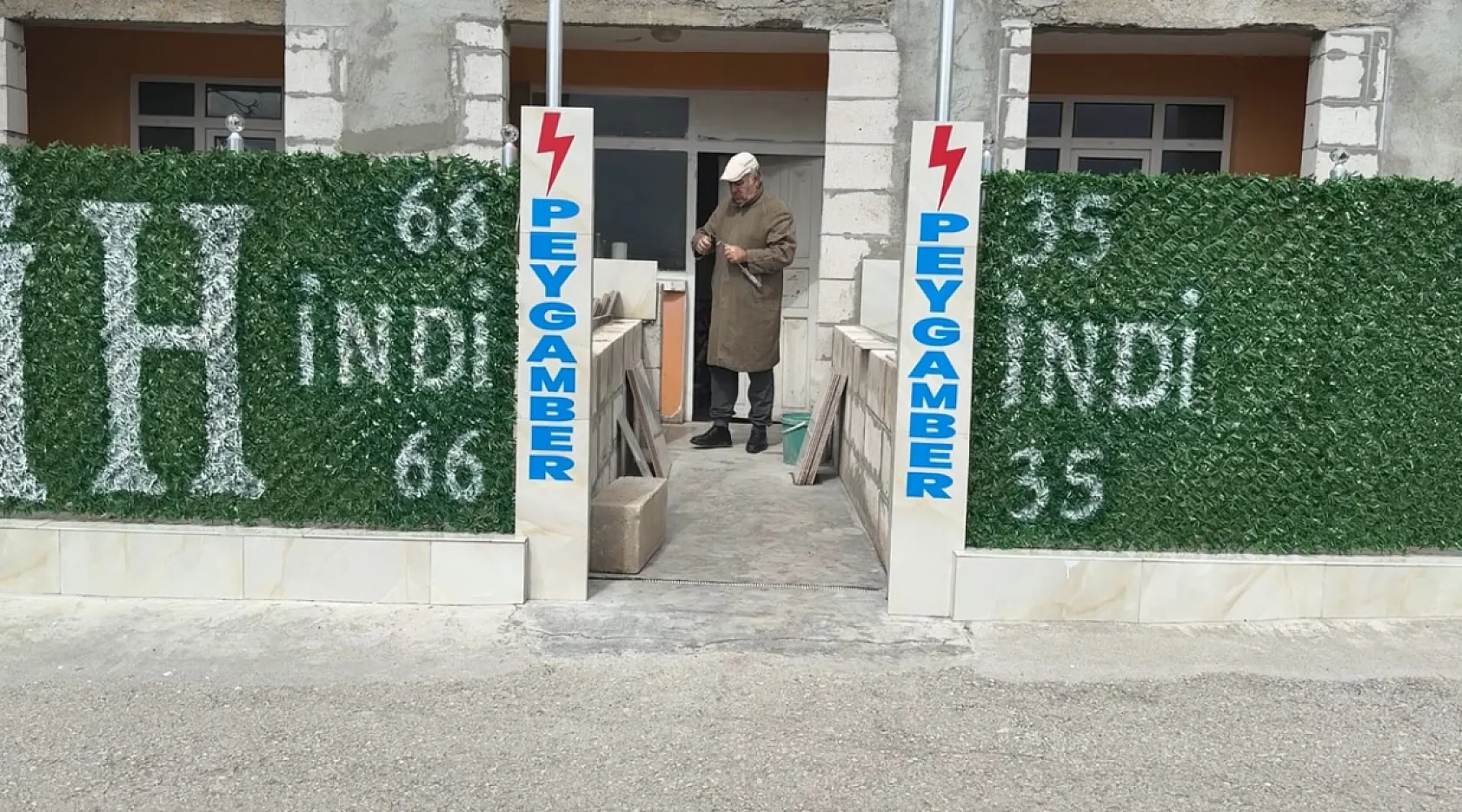 Evin çatısına ve önündeki çitlere yazılan yazılar ekipleri harekete geçirdi