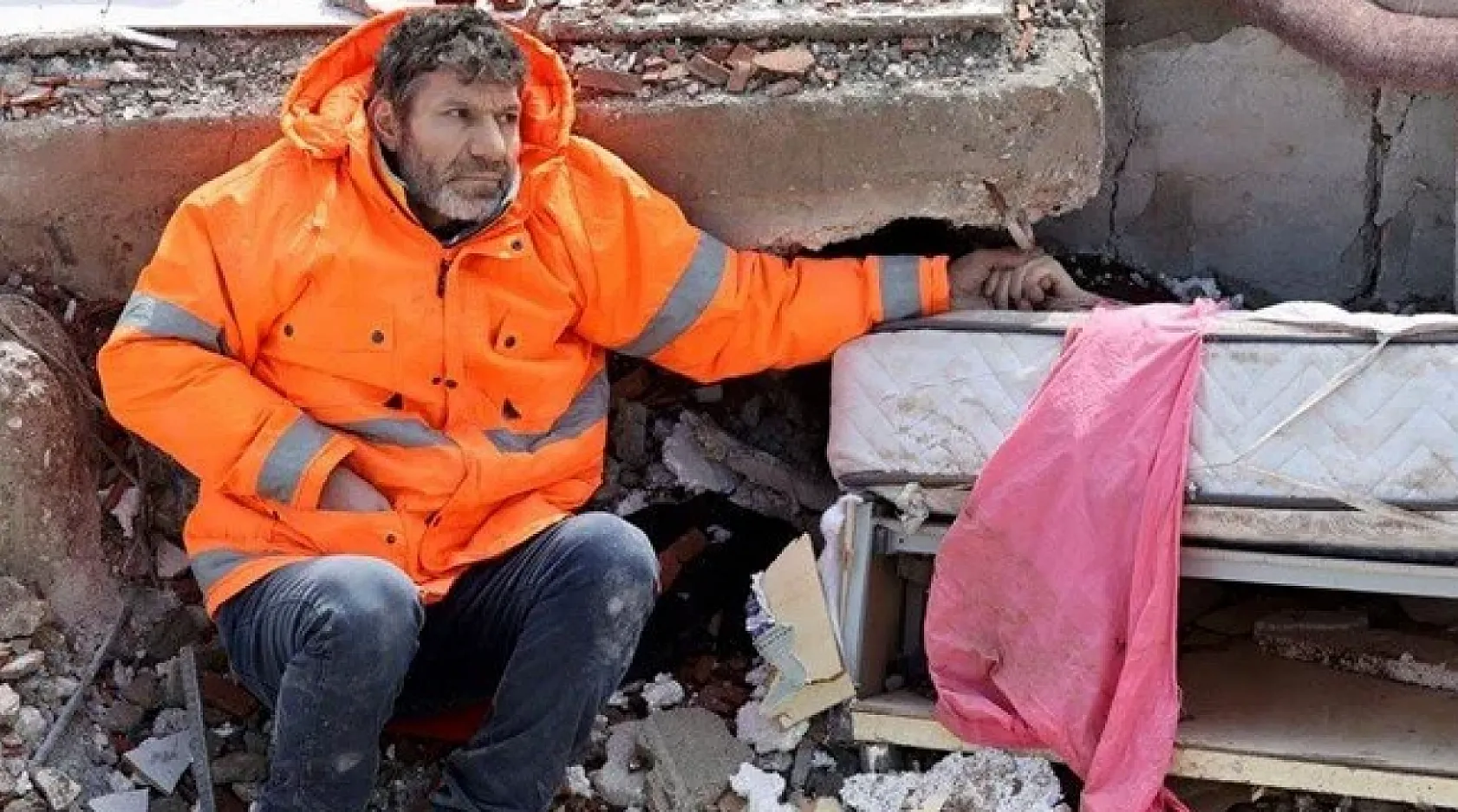 Enkaz altındaki kızının elini bırakmayan baba: Ellerini öptüm ama hiçbir çare bulamadık