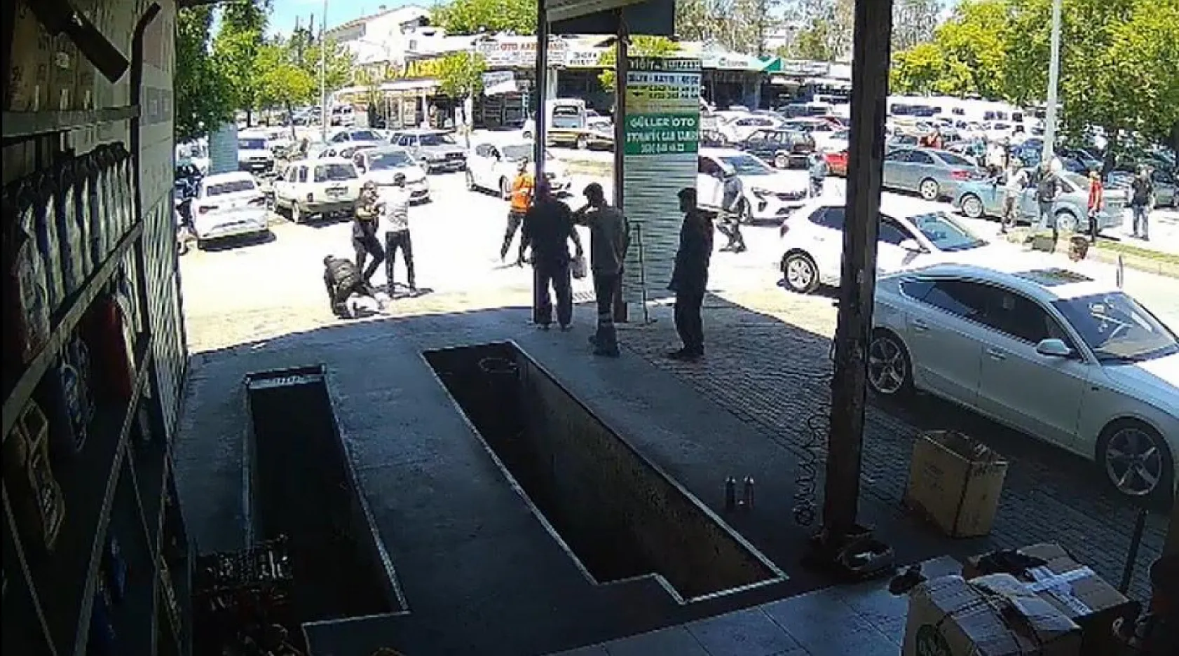 Antalya'da kazaya neden olan sürücü, kendisini durdurmak isteyenlere biber gazı sıktı