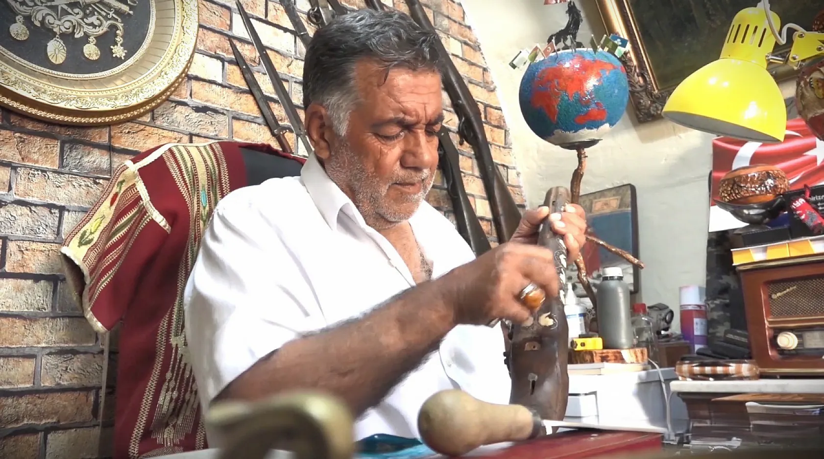 Babadan oğula geçen antika tutkusu 50 yıldır sürüyor