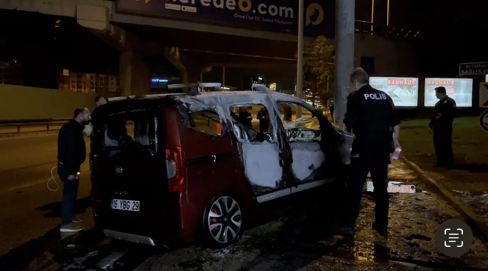 Refüje dalan sürücü camdan fırladı, araç alev topuna döndü