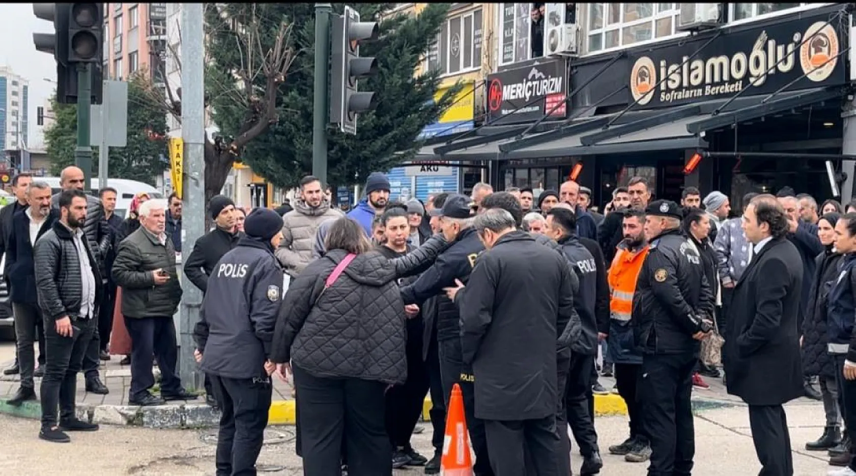 Emekli güvenlik görevlisi, duruşma salonunu kana buladı