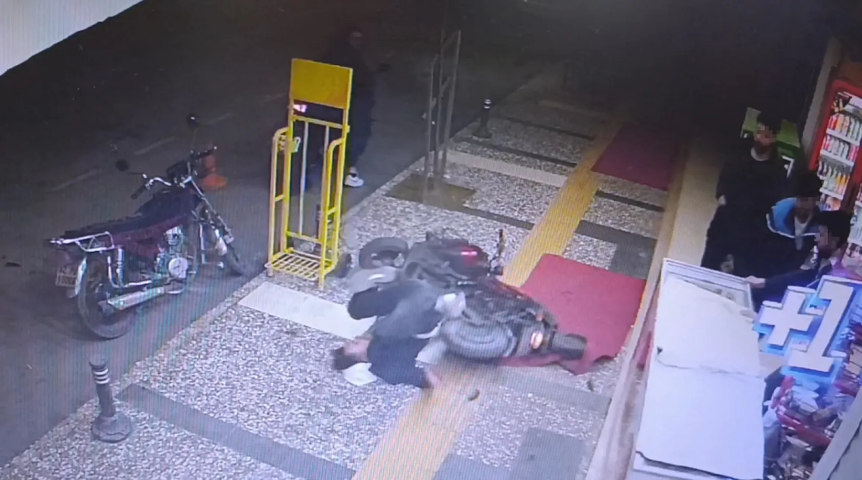 Böyle kavga görülmedi: Kaldırımdaki grubun arasına motosikletle daldı