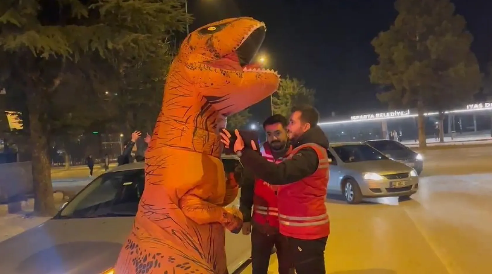 GBT'ye takılan dinozor kostümlü genç, polis ekiplerini hem şaşırttı hem gülümsetti