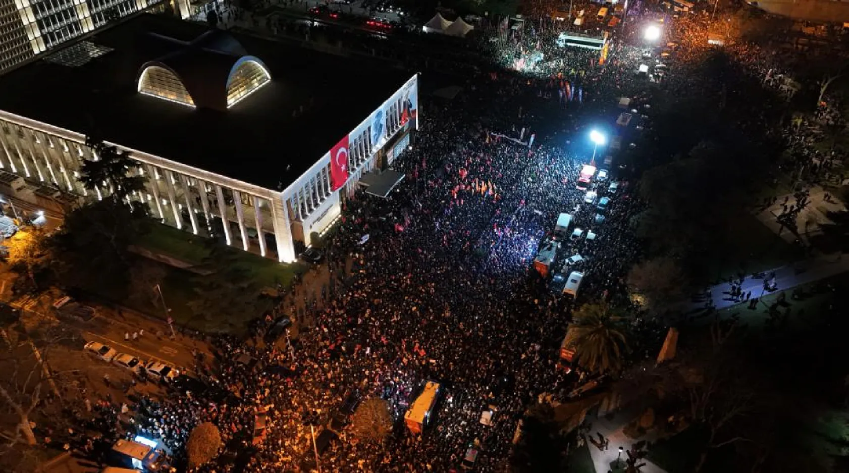 İBB binası önündeki kalabalık havadan görüntülendi