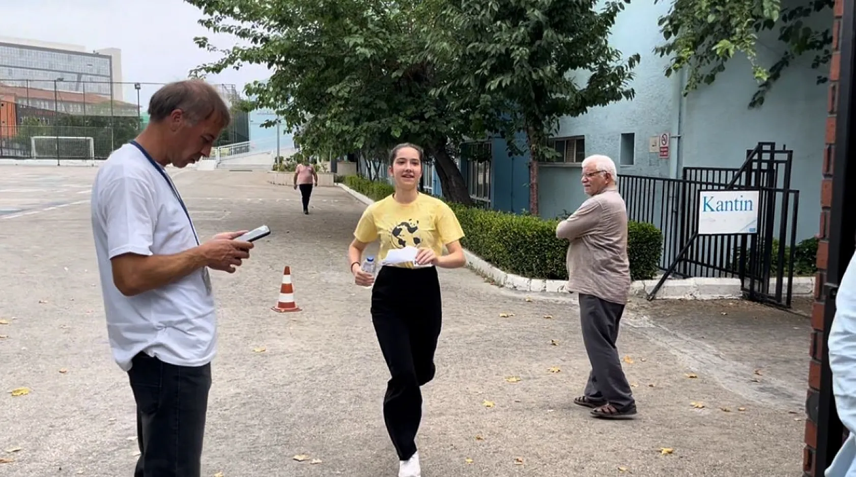 YKS'de dakikalarla yarış film sahnesini aratmadı 1 dakika kala böyle yetişti