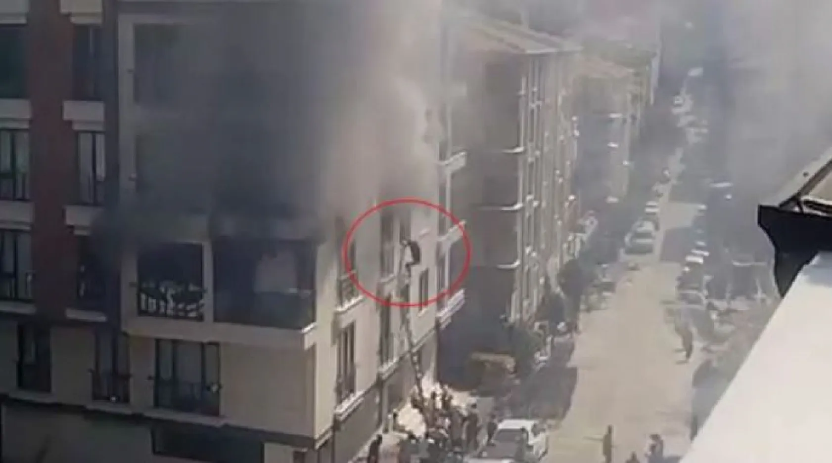 Beş katlı binada yangın: 1'i ağır 3 yaralı