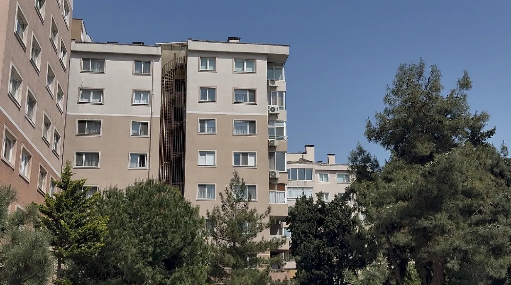 Boşanma aşamasındaki eşini 10 kez bıçakladı