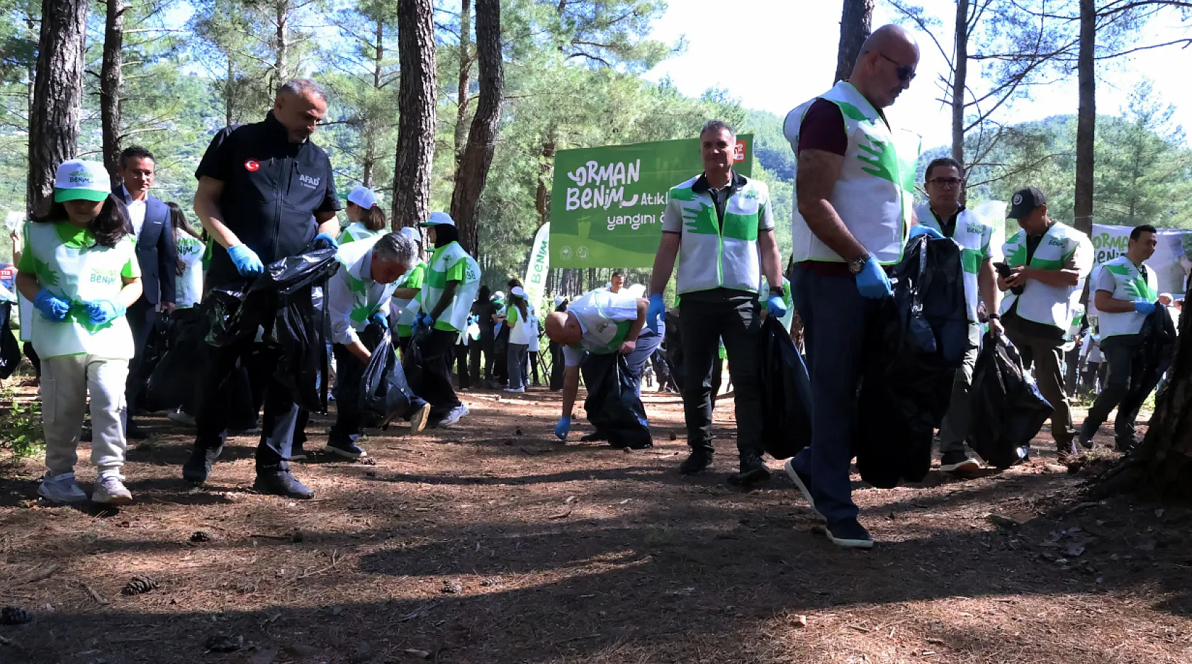 Muğla'da 45 dakikada yarım ton çöp toplandı