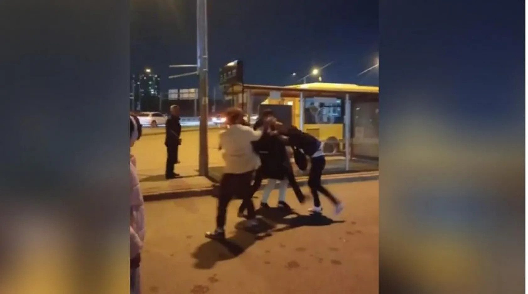 Otobüs şoförü ve yolcusu birbirine girdi çevredekiler zor ayırdı