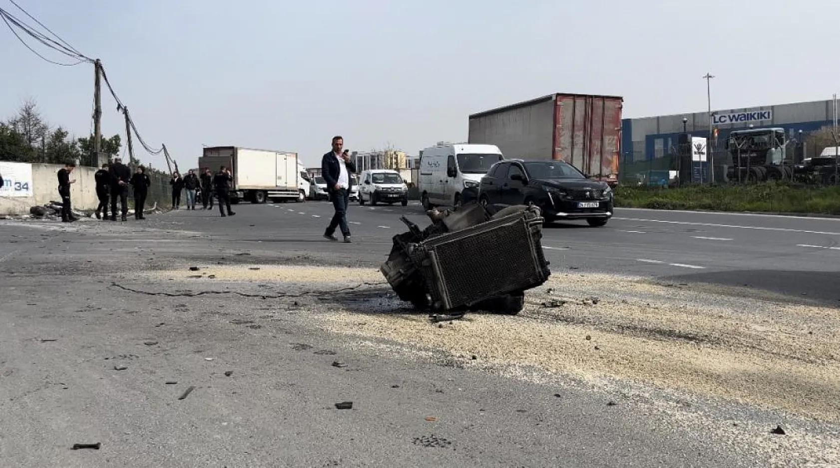 Ters yönden gelen kamyon araca çarptı 1 yaralı