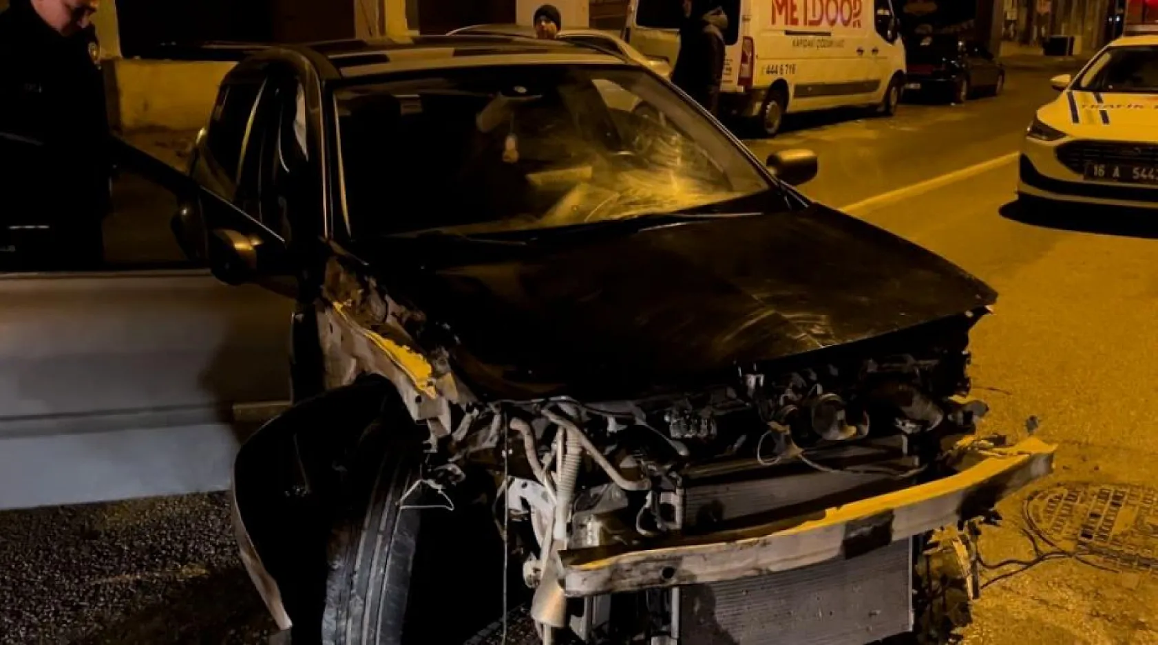 Aracıyla park halindeki 3 otomobile çarpan sürücü olay yerinden yaya olarak kaçtı