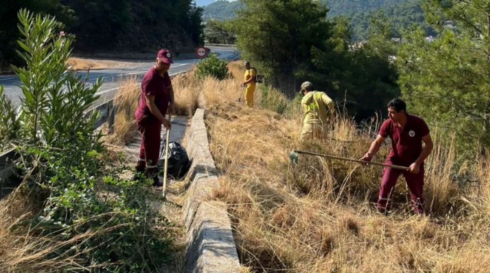 Marmaris'te yol kenarlarında yangınlara önlemler dahilinde ot temizliği yapıldı
