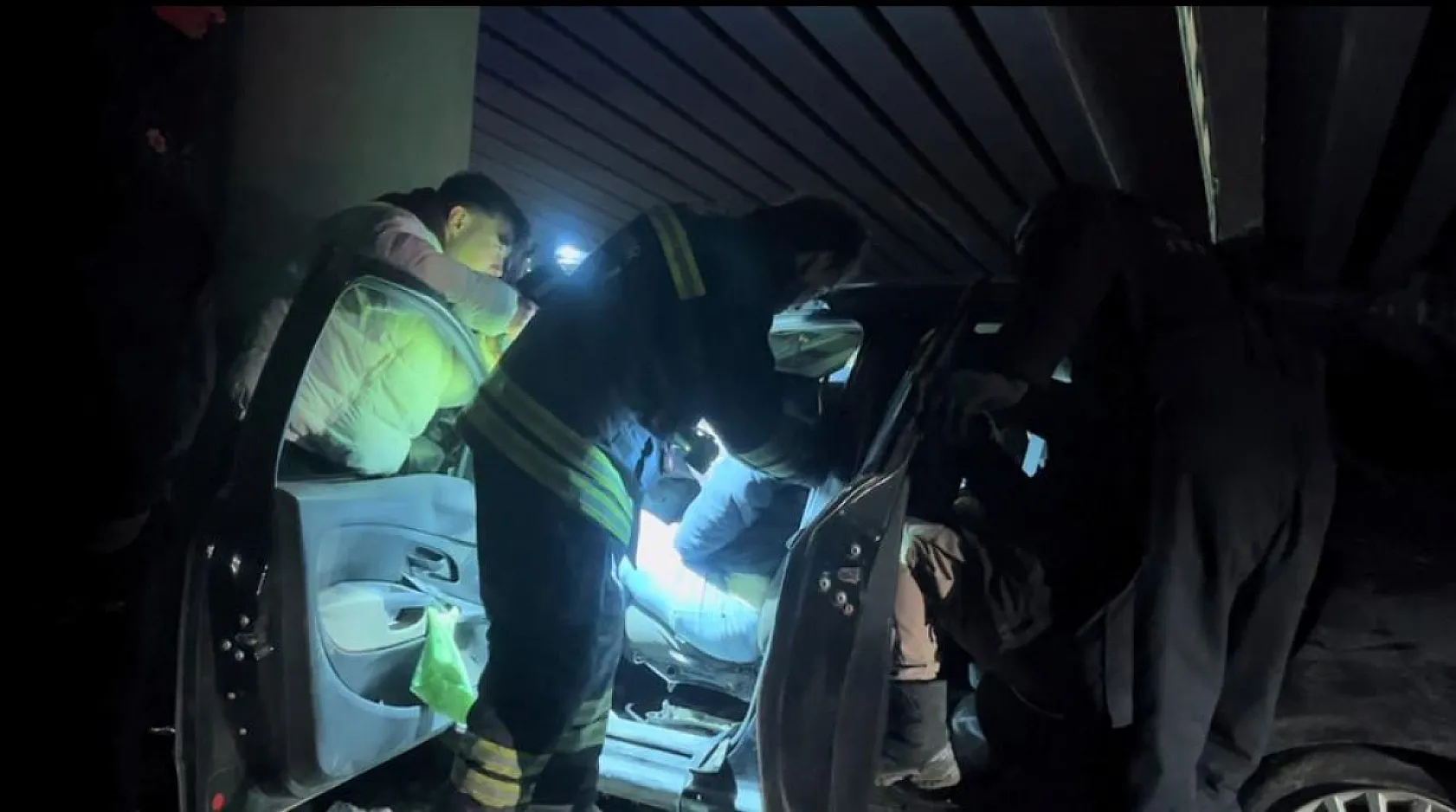 Kontrolden çıkan otomobil köprünün kolonuna saplandı: 1'i ağır 2 yaralı