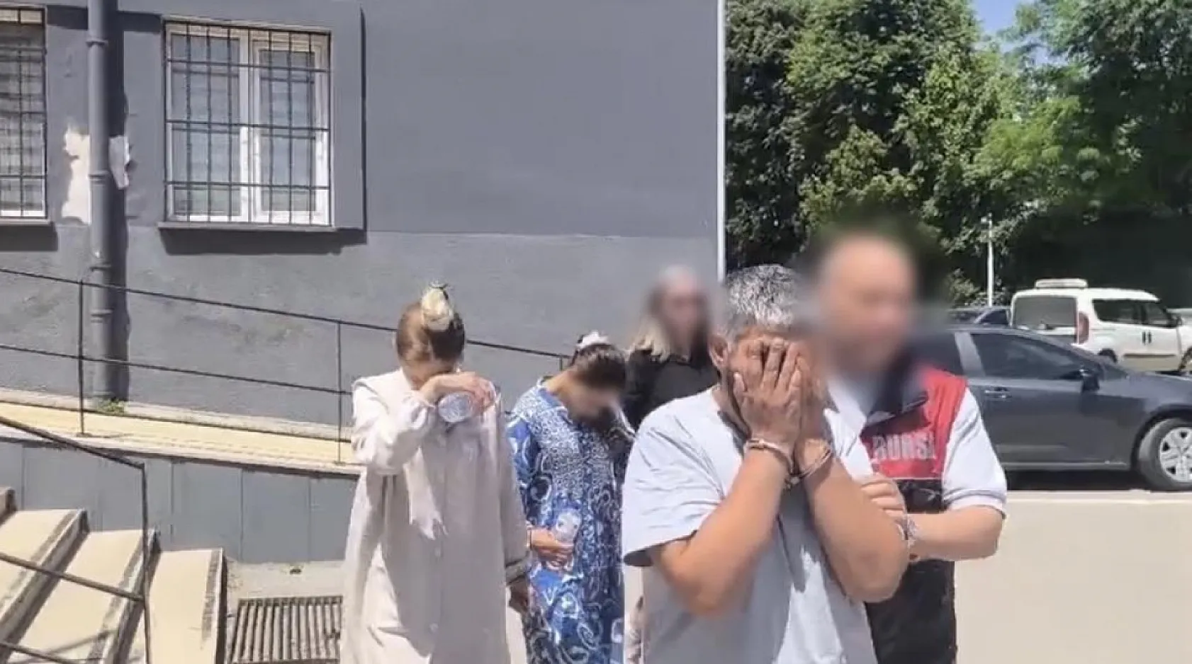 Çaldıkları çelik kasayla yakalandılar: 1.8 milyonluk ziynet sahibine teslim edildi