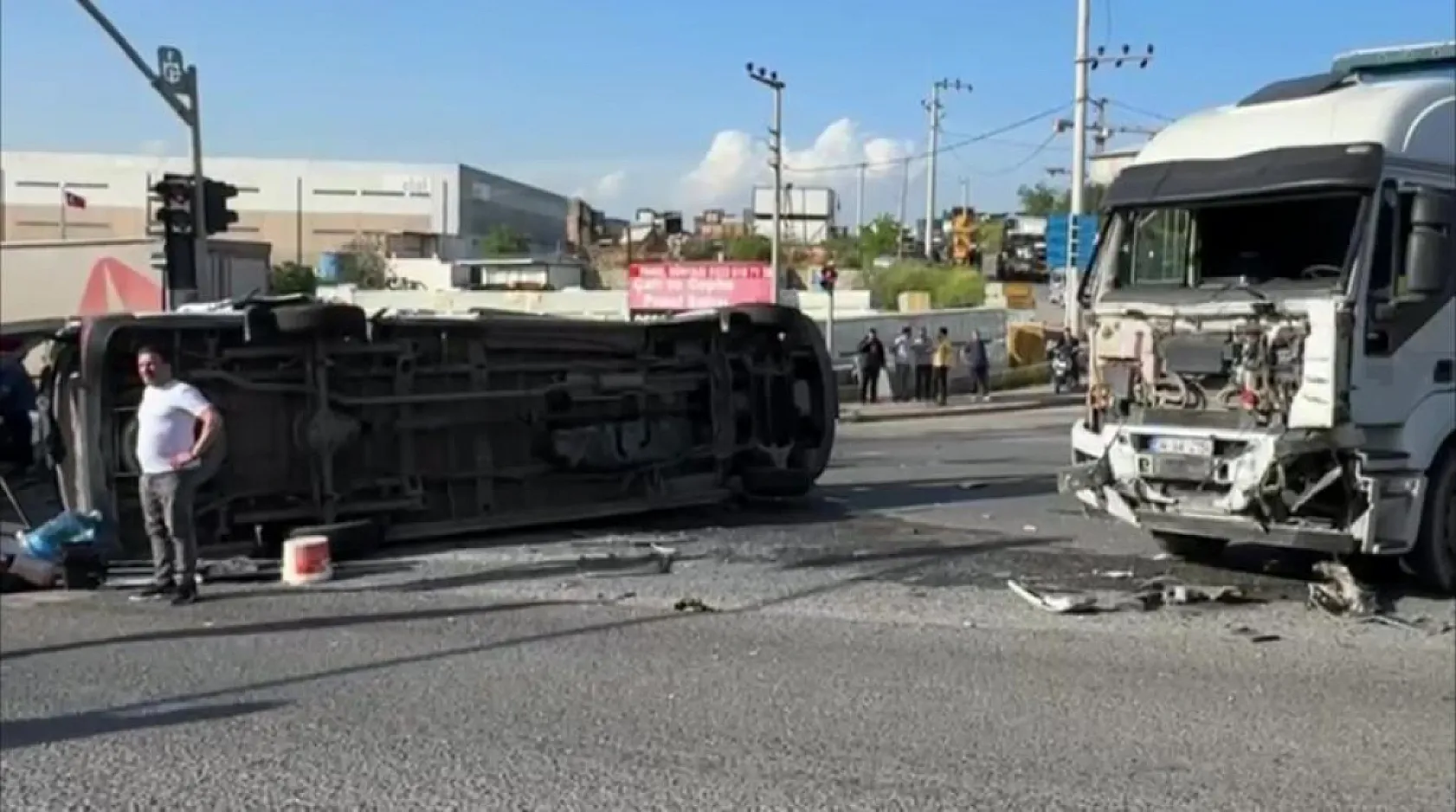 Tır ile çarpışan servis aracındaki 8 yaralıdan 1'i hayatını kaybetti
