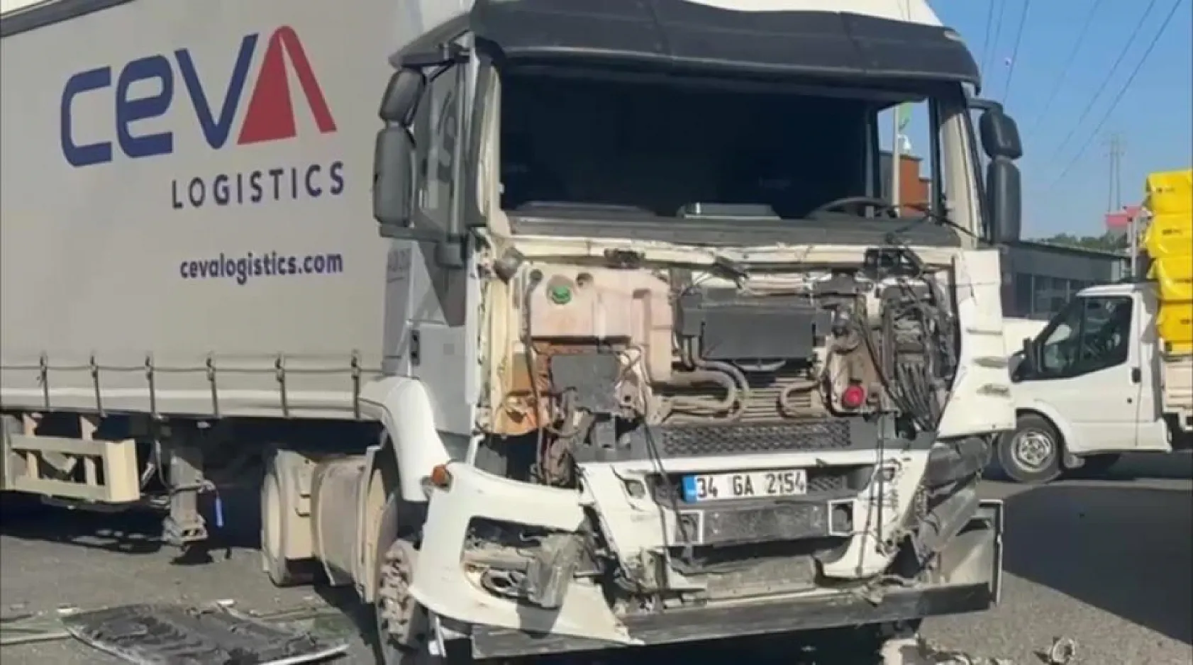 Tır ile çarpışan servis aracındaki 8 yaralıdan 1'i hayatını kaybetti