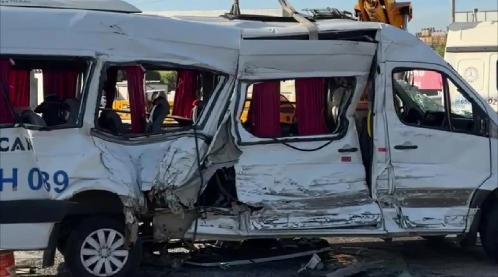 Tır ile çarpışan servis aracındaki 8 yaralıdan 1'i hayatını kaybetti