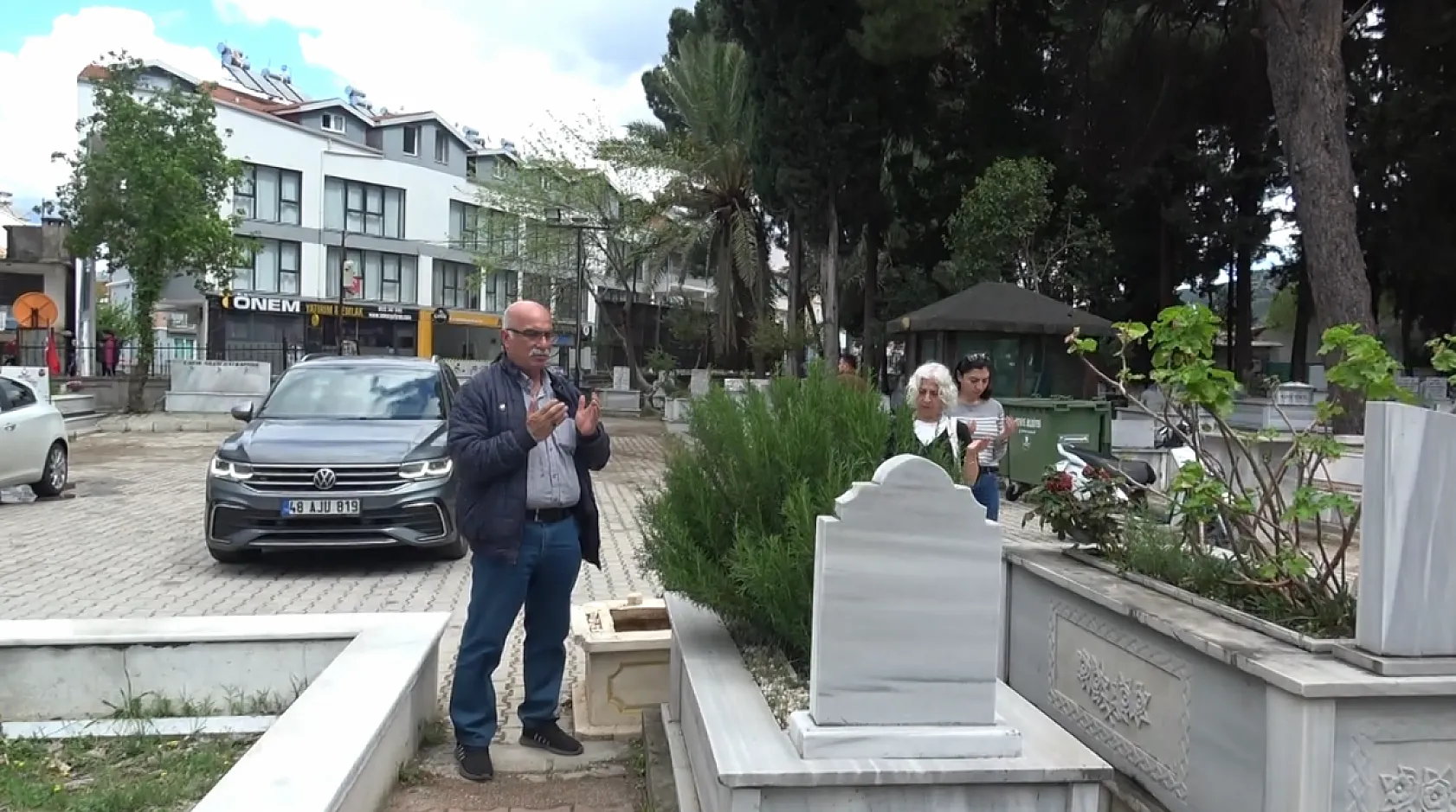 Fethiye'de vatandaşlar bayramın ilk gününde vefat eden yakınlarını unutmadı