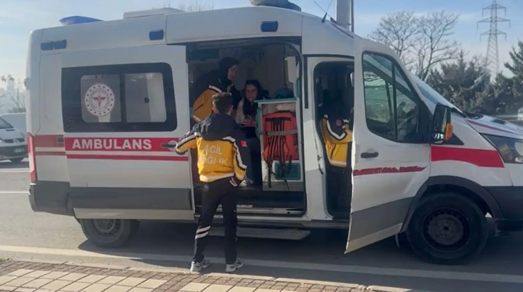 Yol vermeme kavgası kadın sürücü kolundan bıçakladı