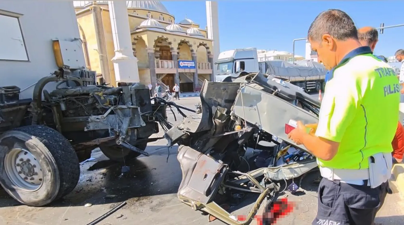 Turistlerin karavanı ile tır çarpıştı: 1'i ağır 3 yaralı