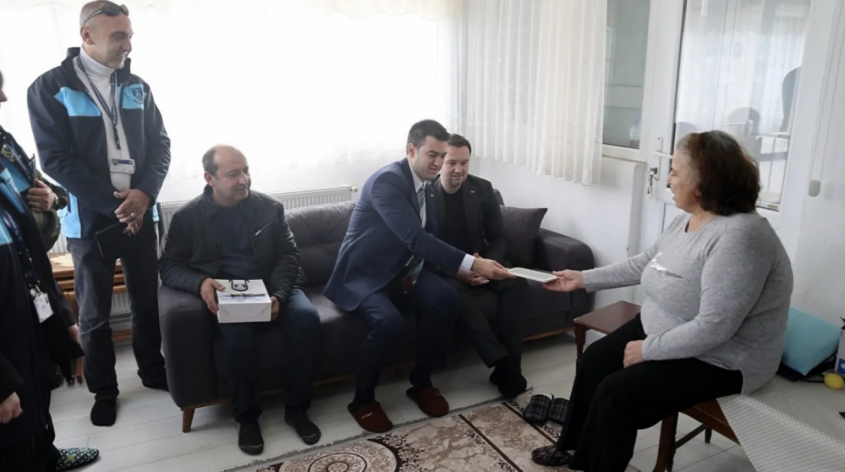 Başkan Mandalinci 'süper babaanne' olarak tanınan Gülsiye Duran'ı ziyaret etti