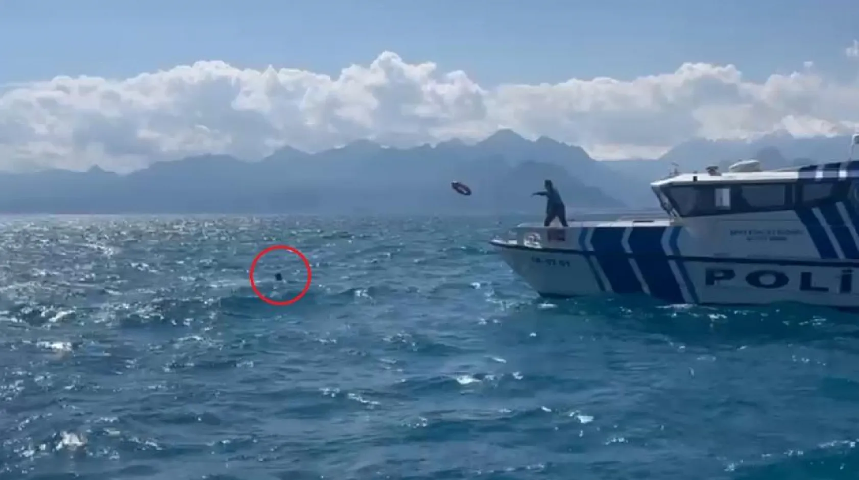 Antalya'da denize açıldığı kano devrildi, suda 3 saat kurtarılmayı beklerken imdadına deniz polisi yetişti