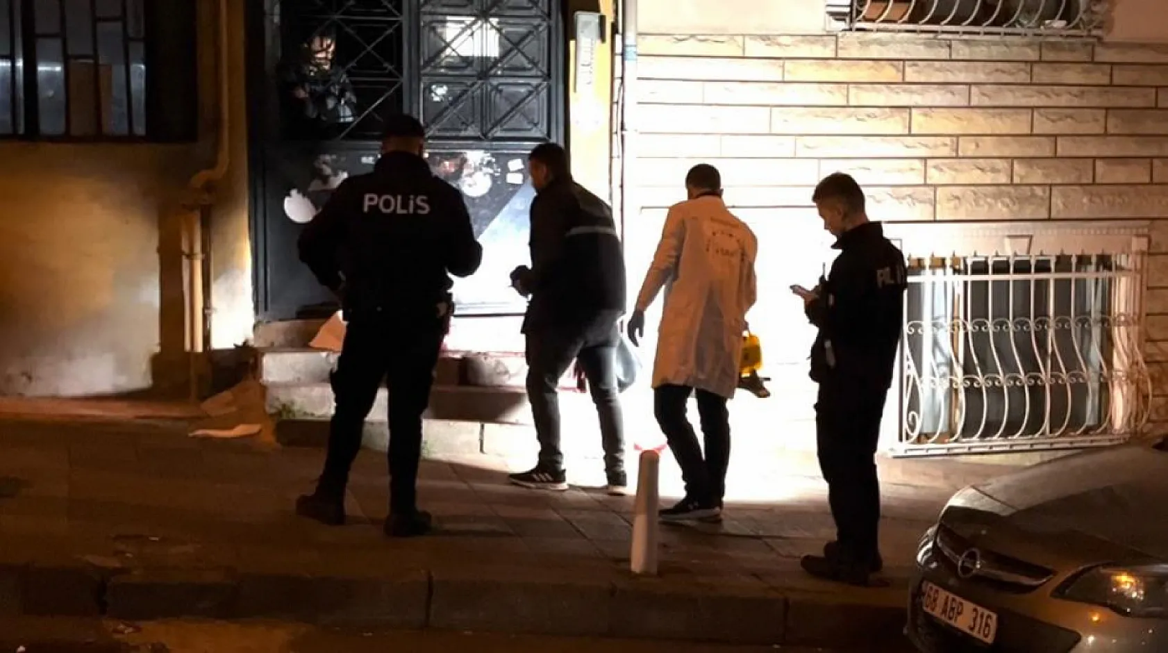 Genç kadının şüpheli ölümü: Sevgilisinin evinin önünde başından vurulmuş halde bulundu