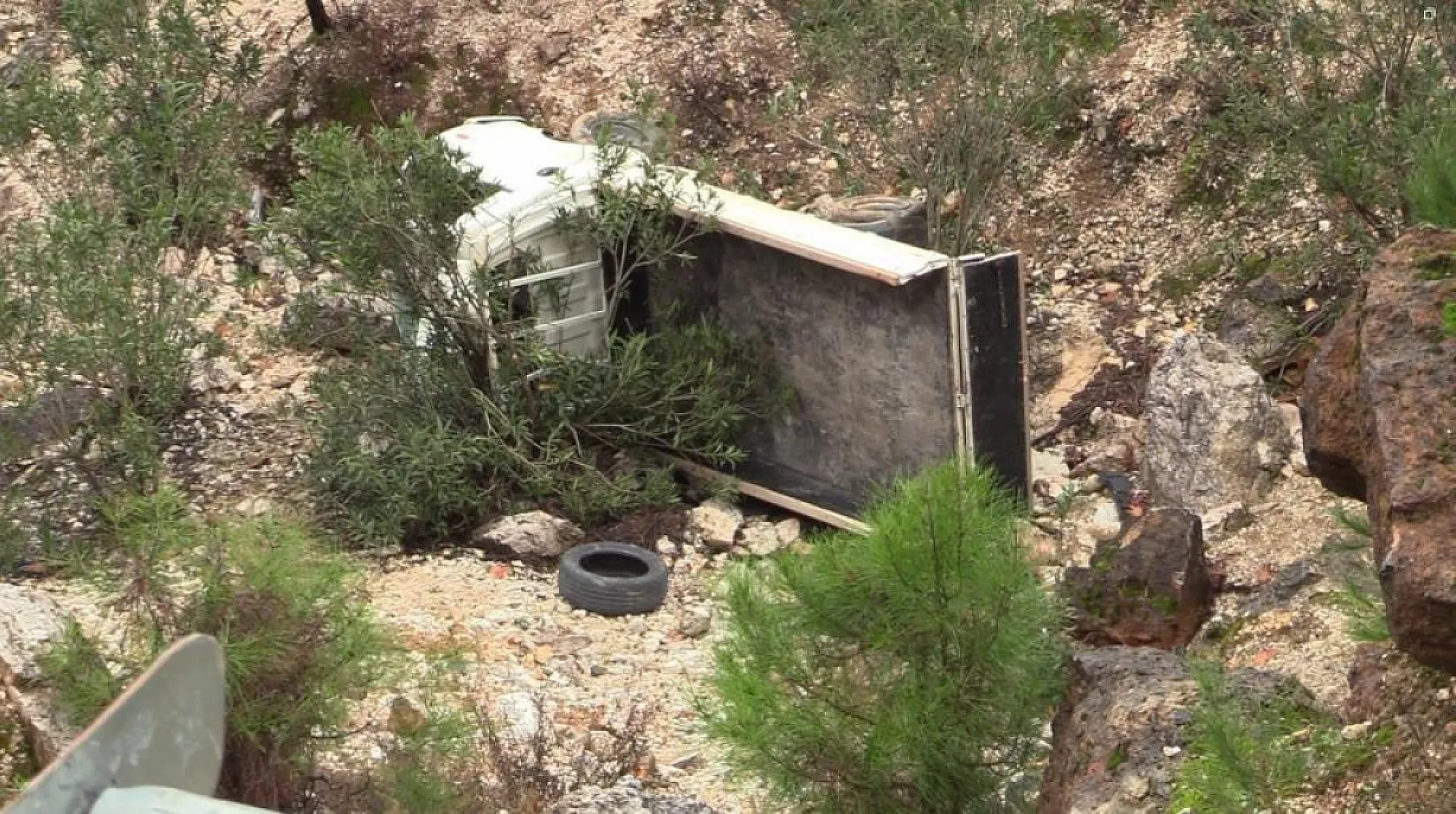Kamyonet dereye uçtu: 1 ölü, 1 yaralı