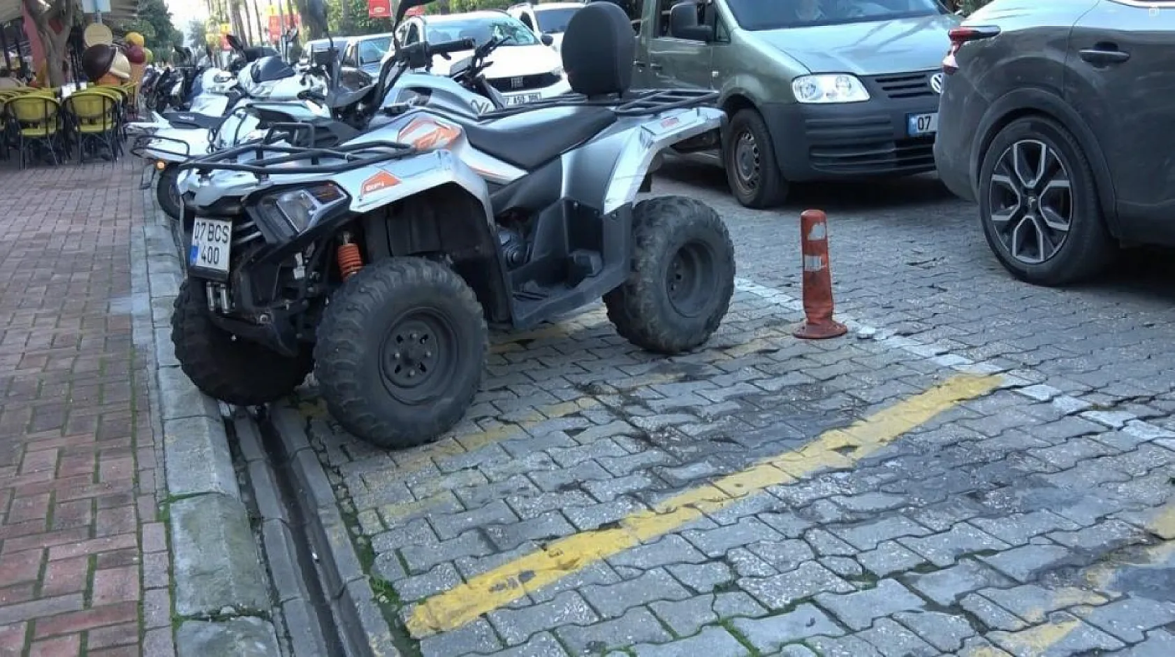 Taksi şoförü, aracını çizdikleri gerekçesiyle Kazak paralimpik bisiklet sporcularına saldırdı