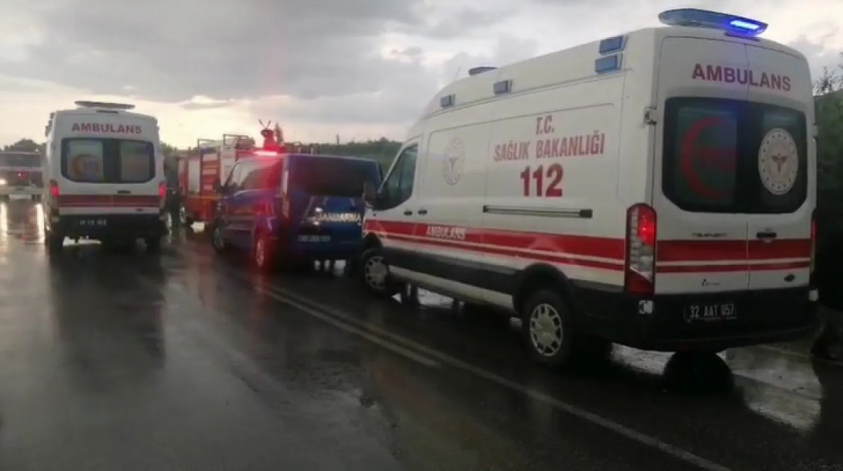 Isparta'da tur minibüsü şarampole yuvarlandı: 4 ölü, 16 yaralı