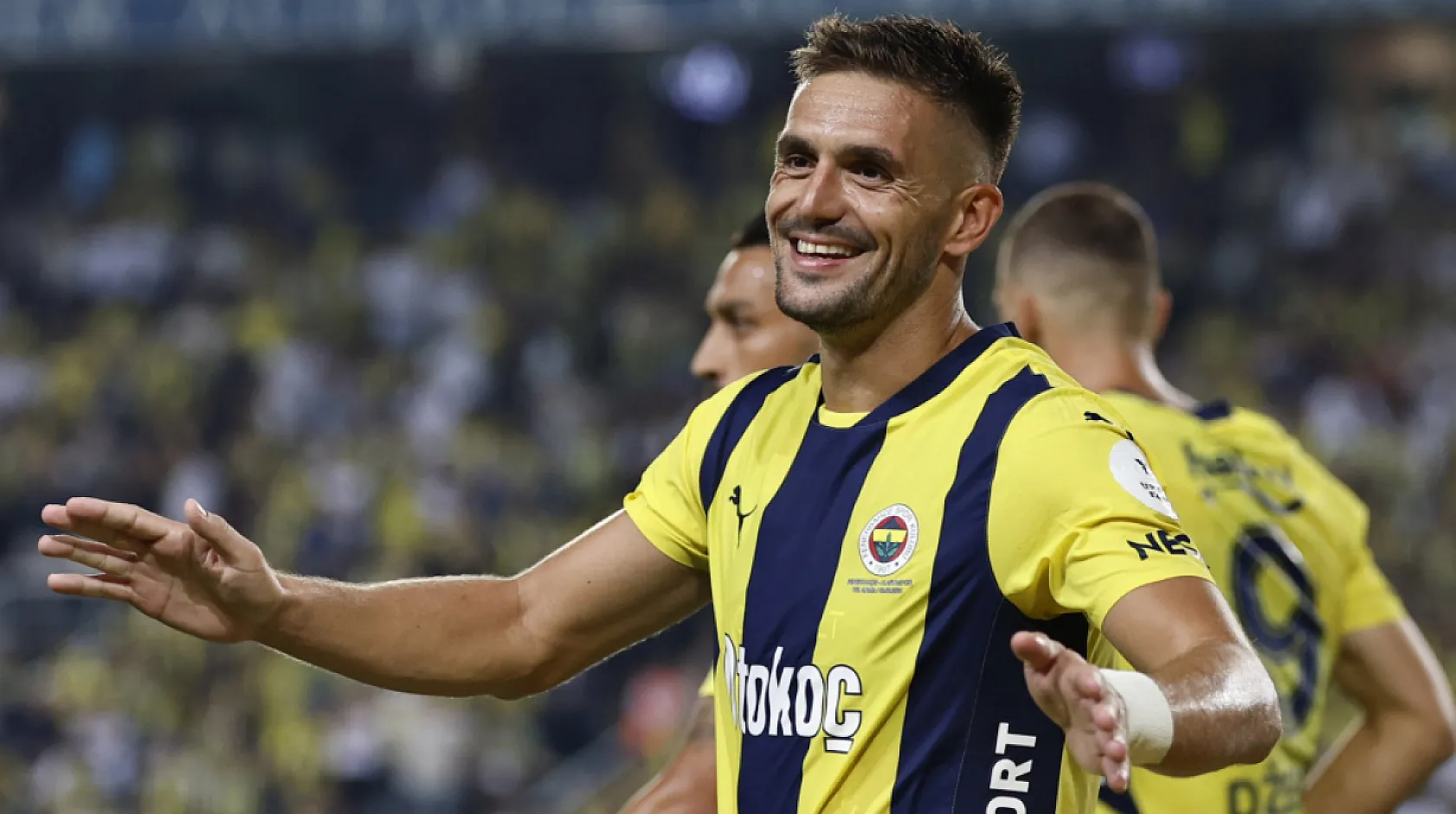 Fenerbahçe, zirveyle arasındaki puan farkını 4'e indirdi