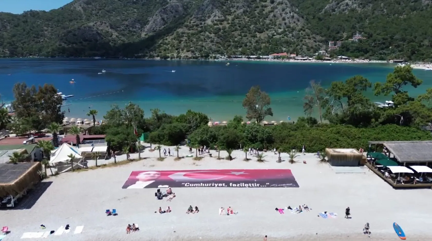 Fethiye Kumburnu'nda dev Türk bayrağı açıldı