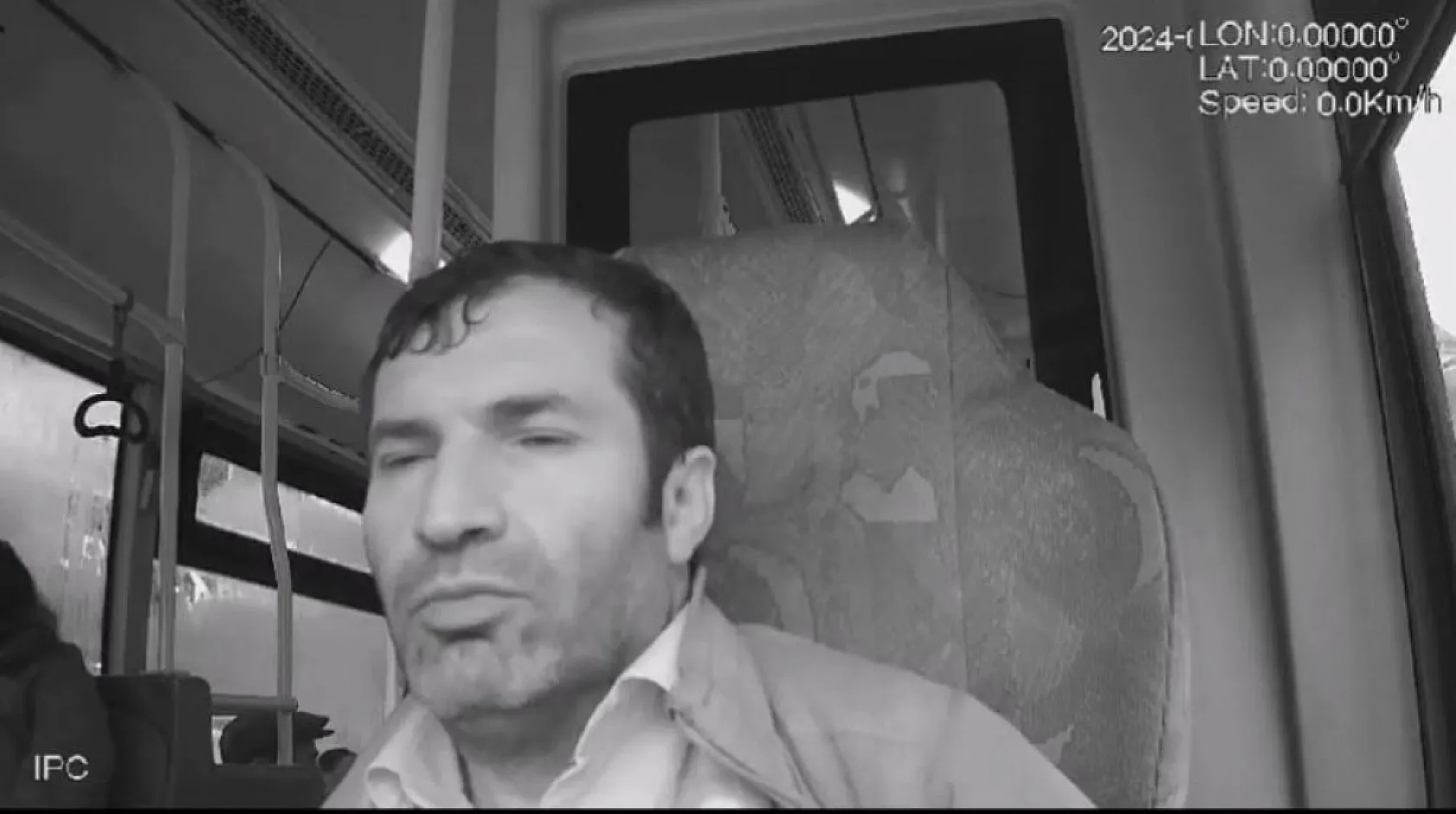 Otobüs şoförü uykuya daldı, önündeki araca çarptı... Lise öğrencisi iki aracın arasında böyle sıkıştı