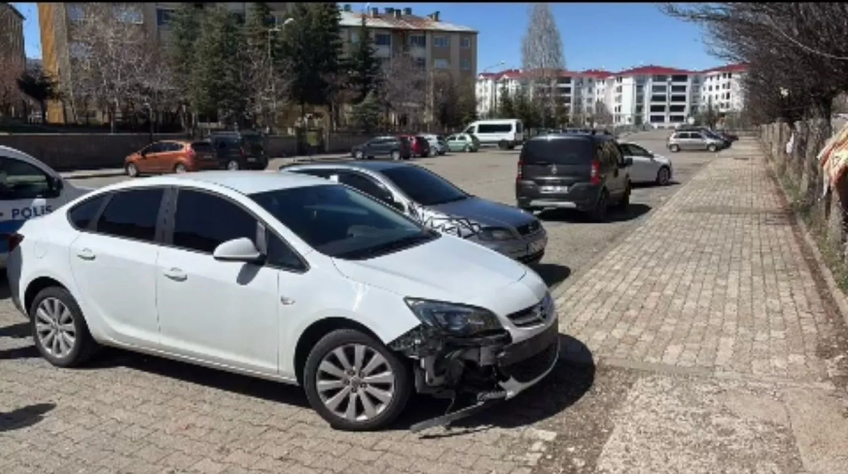 Çaldıkları araçla kaza yapıp kaçtılar