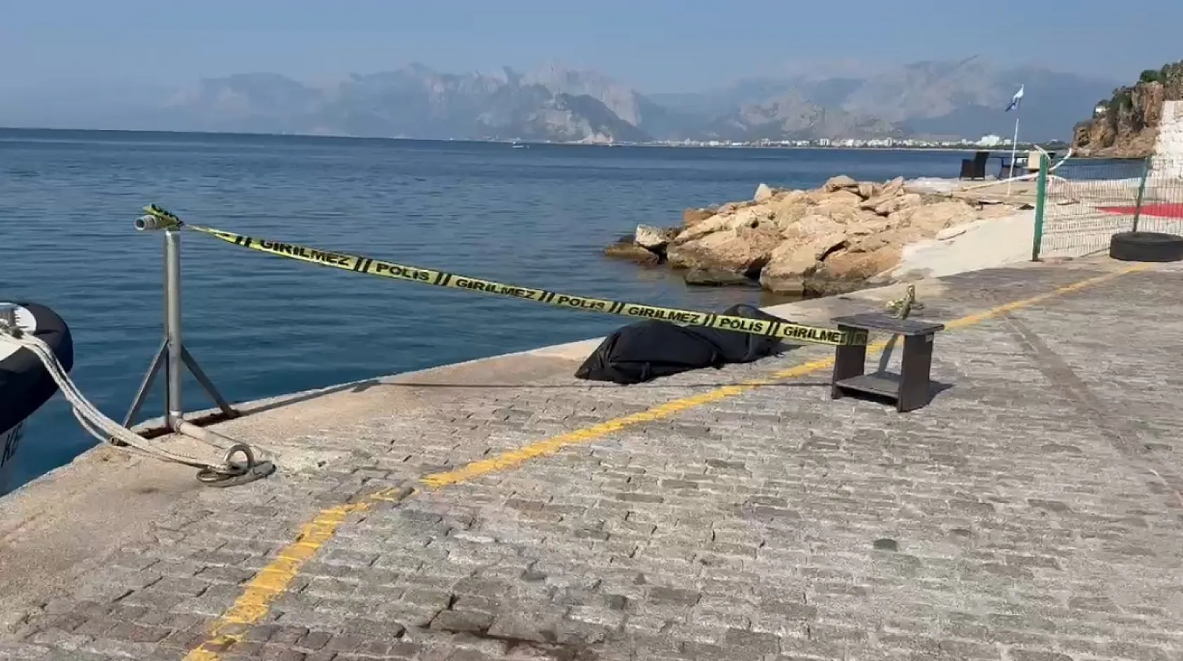 Manzara izleyen vatandaşlar fark etti, denizde erkek cesedi bulundu