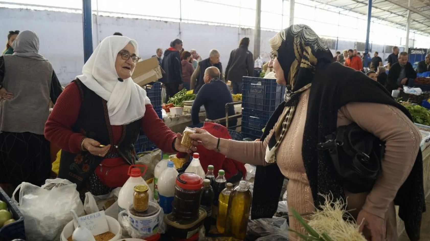 Fethiye Cuma Pazarı'nda 30 Yıllık Tezgah ile Dört Çocuk Evlendirdi