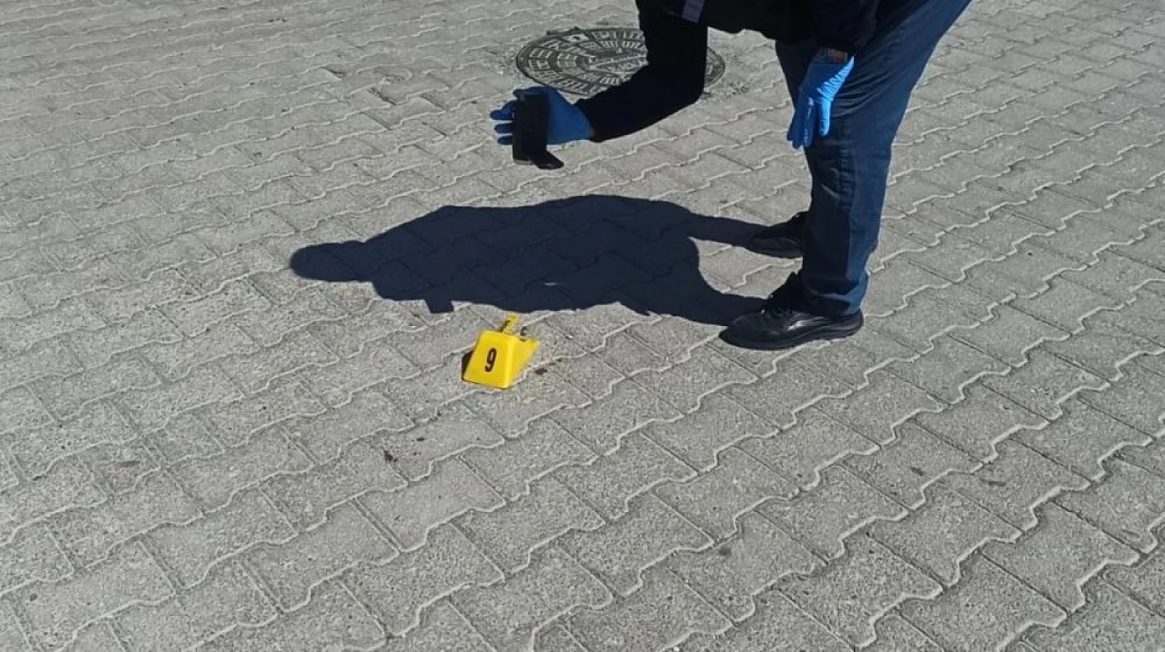 70 yaşındaki adam boşanmak istemeyen eşine sokak ortasında kurşun yağdırıp kendini vurdu