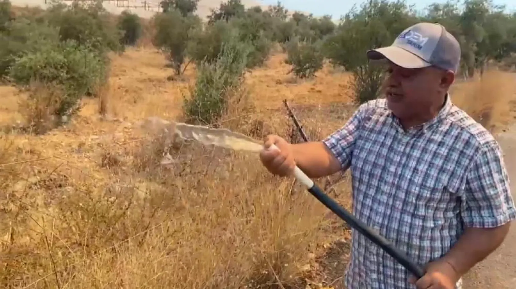 Antalya'da alevlerin yaklaştığı mahallede vatandaşlar hortumlarla nöbette