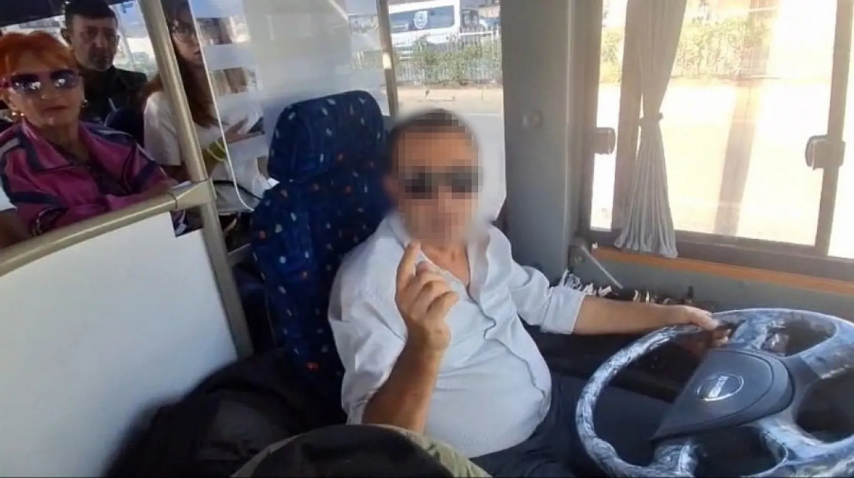 Belediye otobüs şoförünün valizleri fazla diye öğrencileri otobüse almadığı iddiası