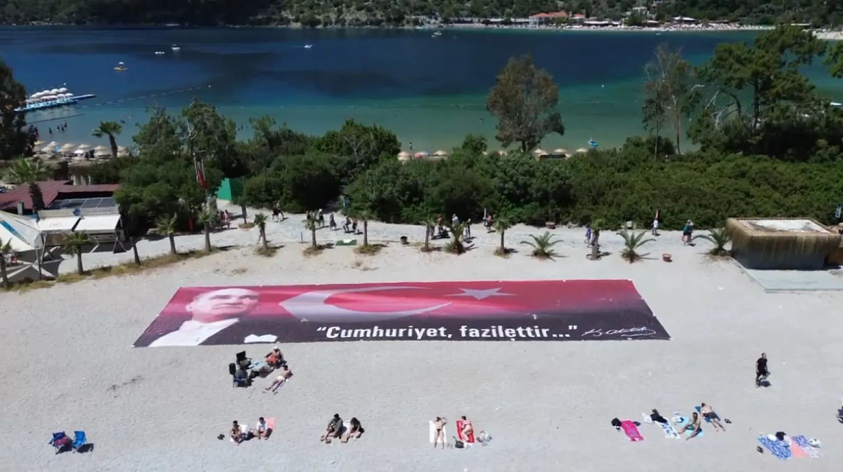 Fethiye Kumburnu'nda dev Türk bayrağı açıldı