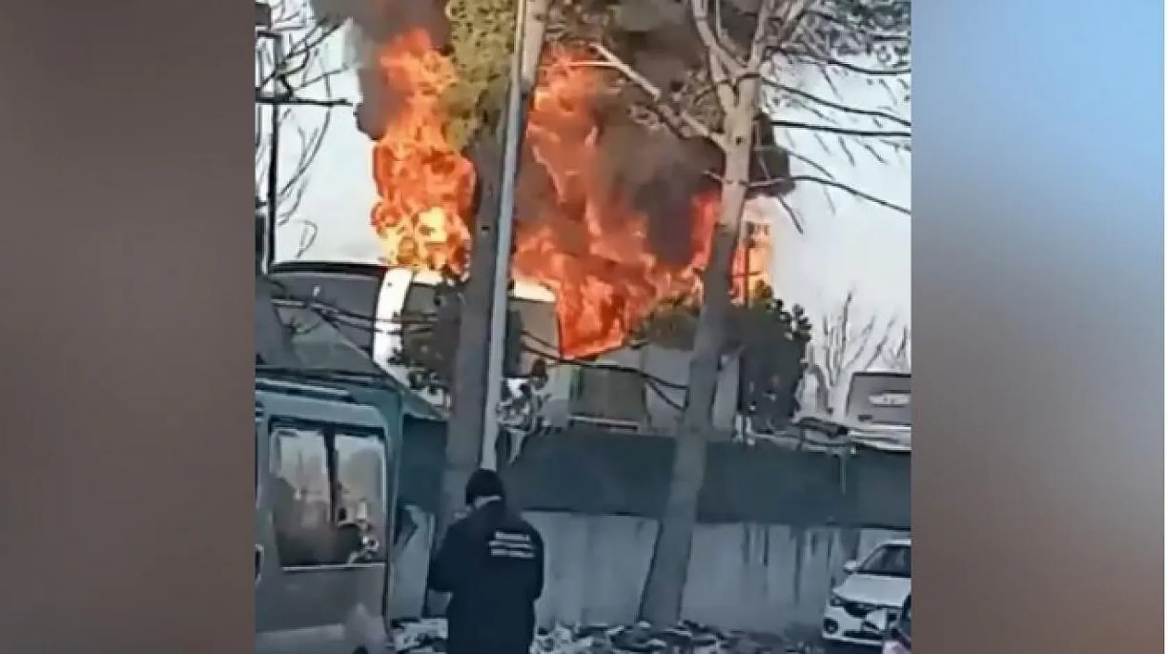 Park halindeki otobüs alev alev yandı