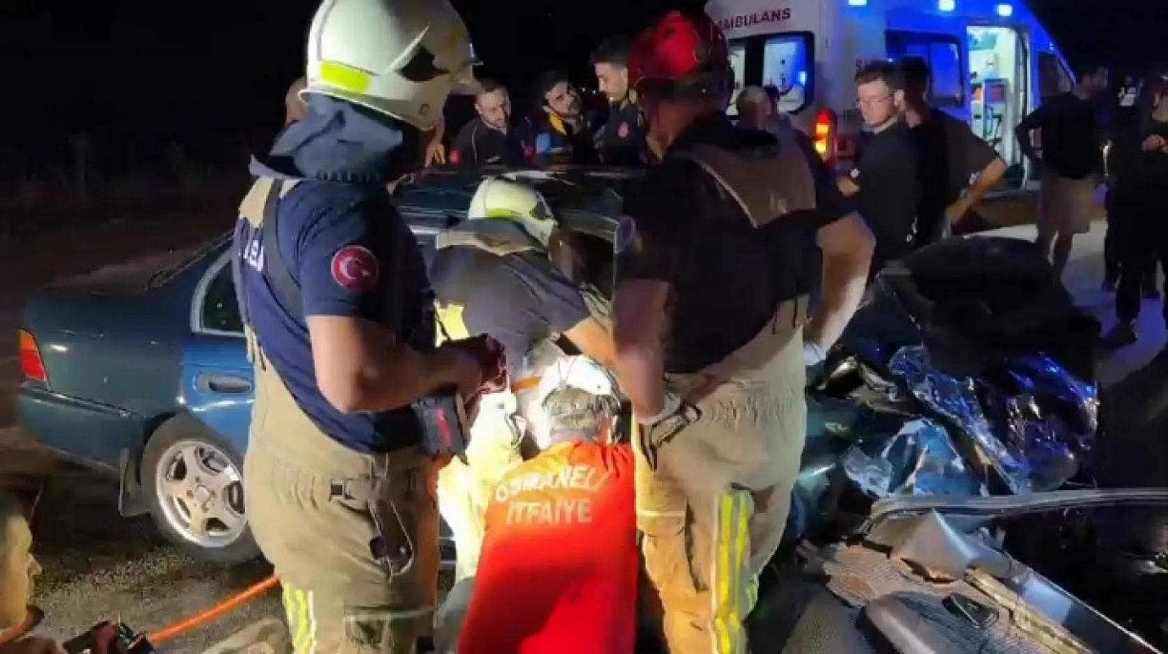 Kafa Kafaya Çarpışan İki Otomobilde Can Pazarı: 2 Ölü, 7 Yaralı