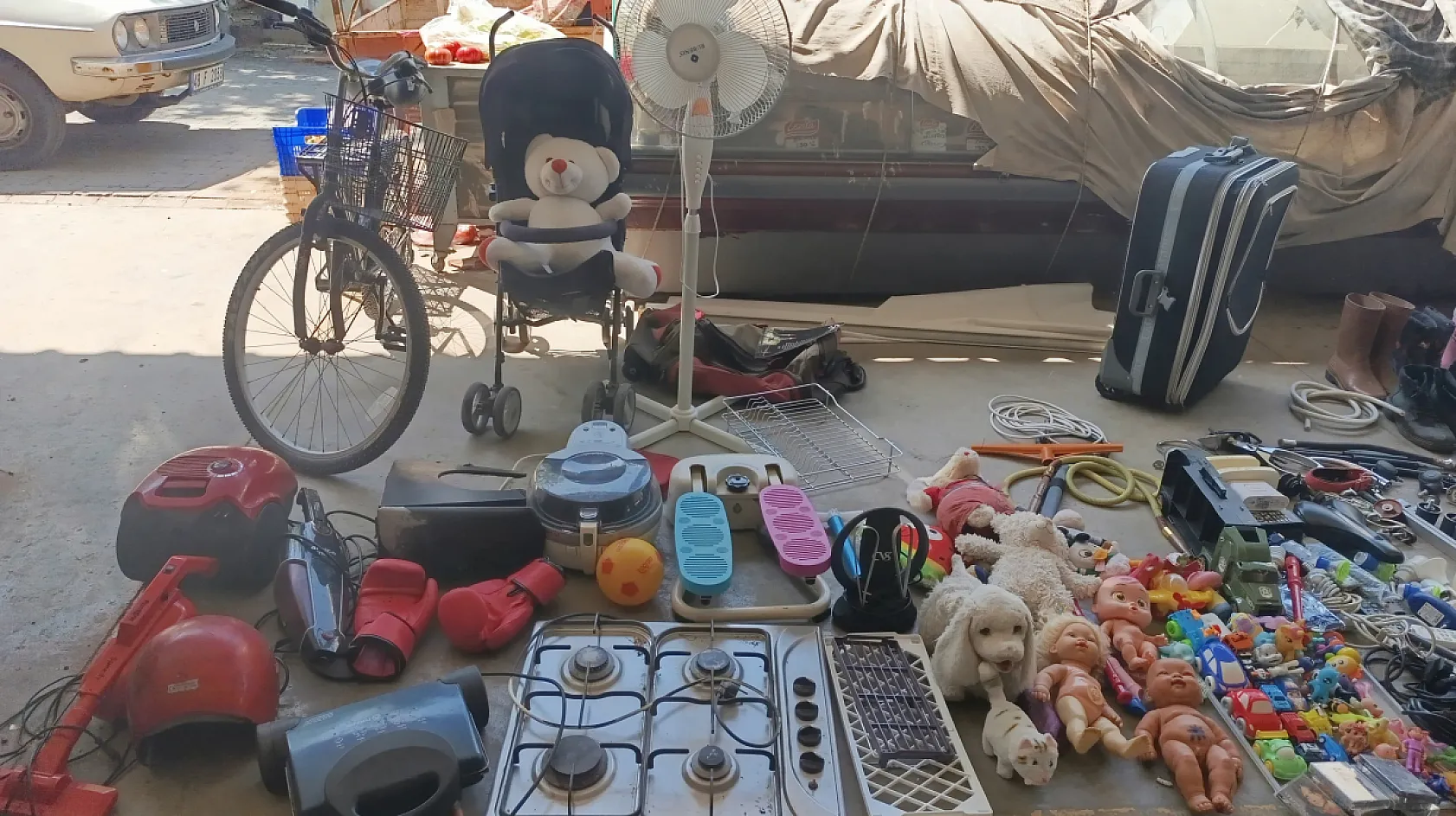 Fethiye'de arabasında yatıyor, ikinci elden 15 bin lira kazanıyor