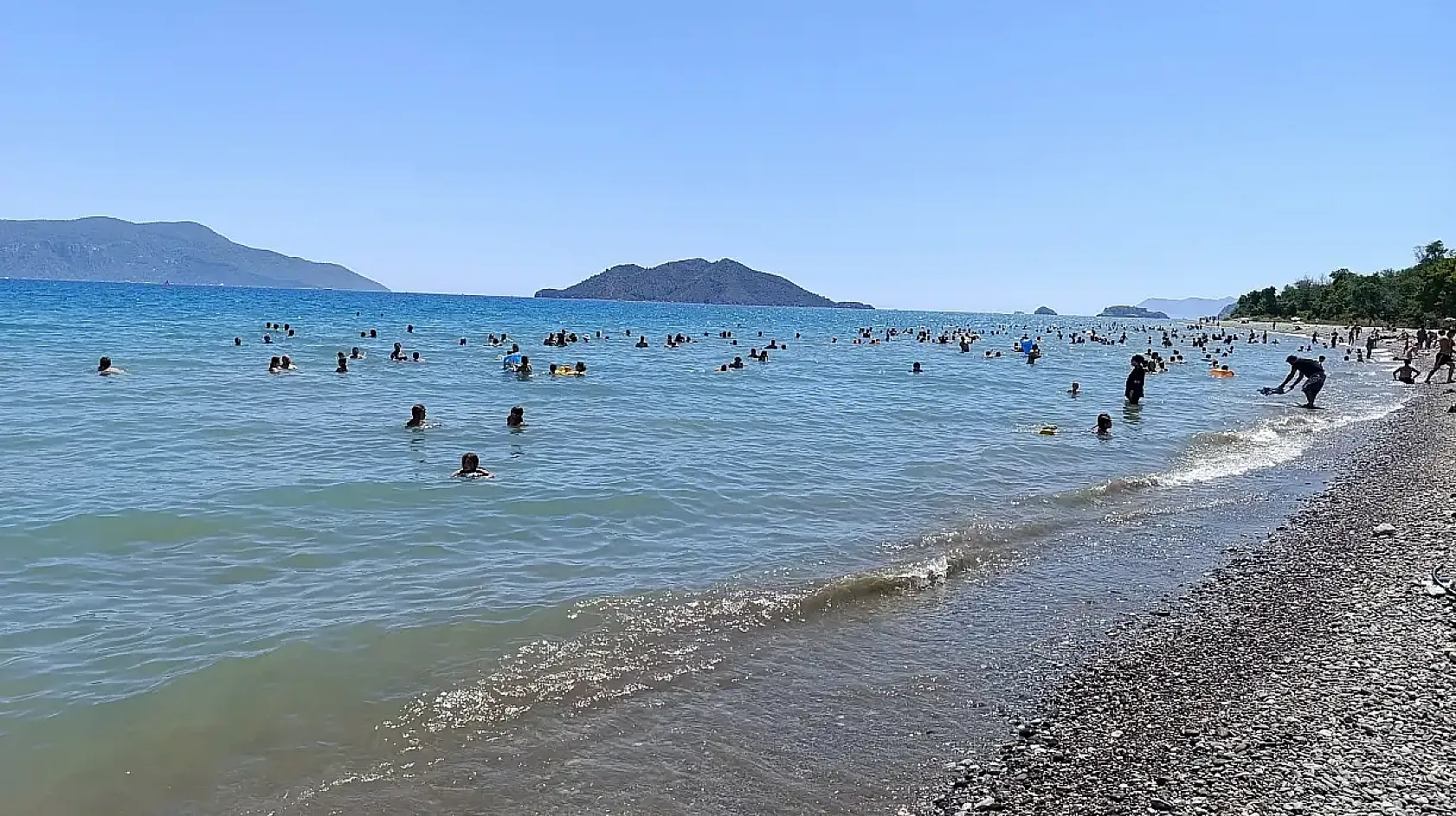 Fethiye Akmaz Halk Plajı Gün Boyu Ziyaretçi Akınına Uğruyor